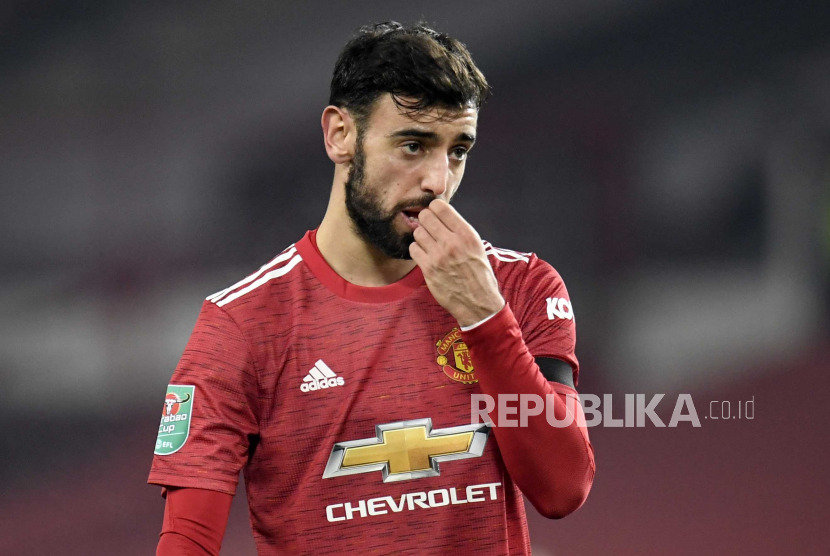  Reaksi Bruno Fernandes dari Manchester United saat pertandingan sepak bola semifinal Piala Carabao Inggris antara Manchester United vs Manchester City di Manchester, Inggris, 06 Januari 2021.