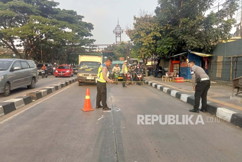 Seorang pengendara motor Aryani Lewidya warga Kabupaten Ciamis tewas usai tertabrak truk di Jalan Soekarno Hatta, Kota Bandung, Jumat (22/3/2024). Korban dievakuasi ke Rumah Sakit Hasan Sadikin (RSHS). 