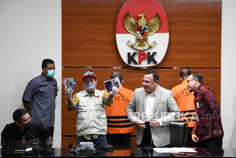 Penyidik KPK menunjukkan barang bukti disaksikan Ketua KPK Firli Bahuri (kedua kanan) didampingi Plt Juru Bicara KPK Ali Fikri (kanan) dan Direktur Penyidikan KPK Asep Guntur Rahayu (kiri) di Gedung Merah Putih KPK, Jakarta, Jumat (12/8/2022). Dari hasil kegiatan tangkap tangan pada Kamis 11 Agustus 2022, KPK menetapkan enam orang tersangka diantaranya Bupati Pemalang Mukti Agung Wibowo terkait kasus jual beli jabatan di Kabupaten Pemalang Jawa Tengah 2021-2022 dengan barang bukti uang tunai Rp136 juta, tabungan berisi Rp4 miliar, slip setoran bank Rp680 juta, serta kartu atm.