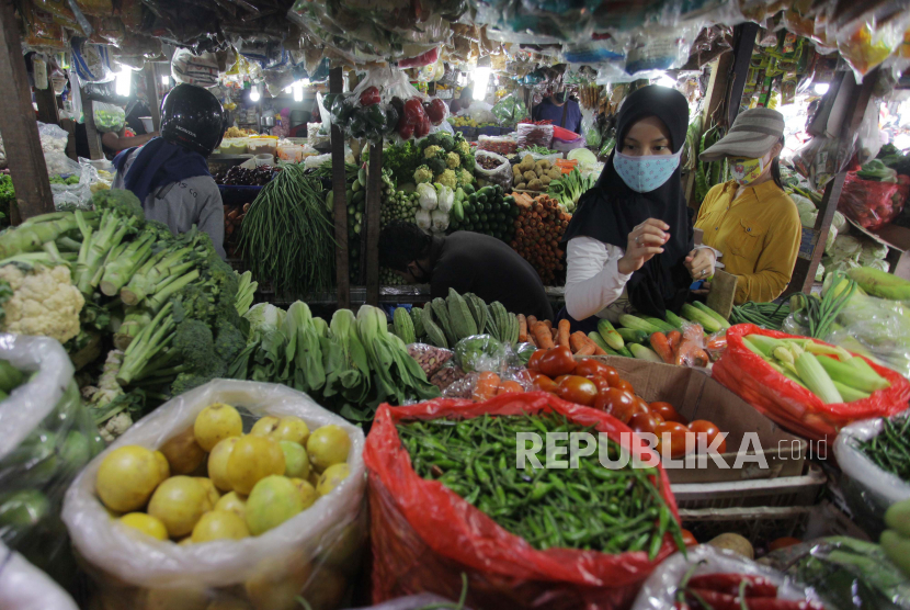 Warga dengan masker memilih sayuran di pasar tradisional Pondok Labu, Jakarta, Ahad (7/6/2020). Kementerian Perdagangan menyiapkan pedoman bagi penyelenggara kegiatan perdagangan untuk diterapkan pada saat kenormalan baru, diantaranya para pedagang dan pembeli di pasar tradisional diwajibkan menggunakan masker, face shield, dan sarung tangan selama beraktivitas sebagai upaya pencegahan penyebaran pandemi COVID-19