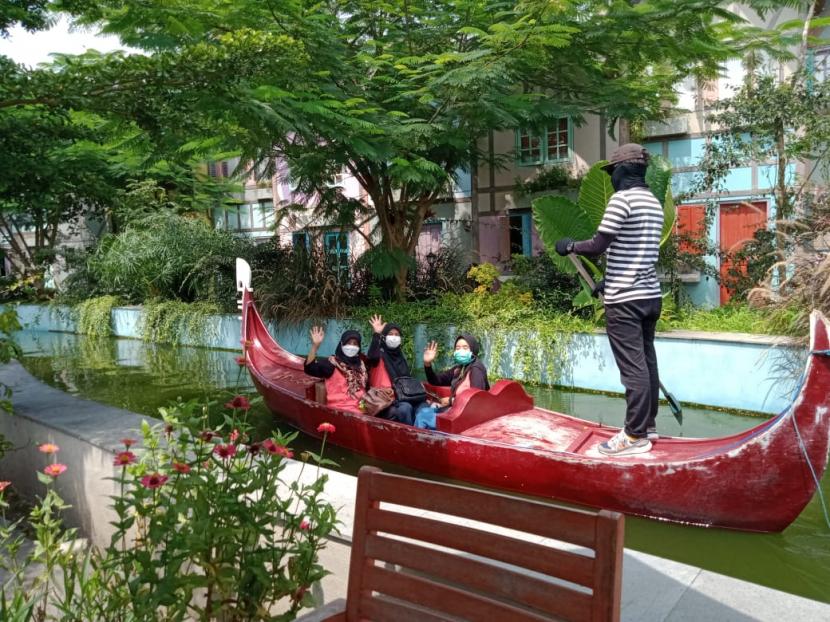 Naik Gondola di Dusun Semilir