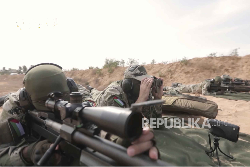 Gambar dari video yang diposting oleh Hamas pada 20 Desember 2023, dimaksudkan untuk menunjukkan militan Hamas menggunakan senapan sniper buatan Iran AM-50 Sayyad.