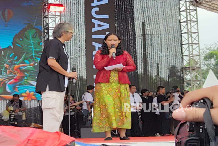 Putri Widji Thukul, Fitri Nhanti Wani menagih janji Presiden Jokowi soal kasus hilangnya ayahnya Widji Thukul di acara hajatan rakyat di Benteng Vastenburg, Kota Solo, Sabtu (10/2/2024). 