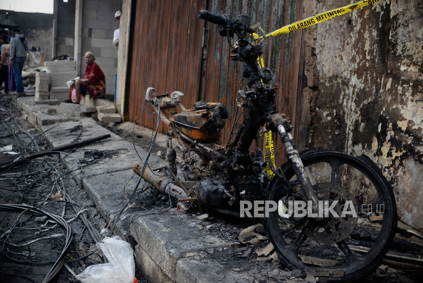Kondisi motor yang hangus terbakar pasca kebakaran depo Pertamina Plumpang di kawasan Rawa Badak, Jakarta, Sabtu (4/3/2023). Kebakaran tersebut merenggut 14 nyawa, puluhan warga mengalami luka bakar dan ratusan warga harus mengungsi karena kehilangan tempat tinggal.