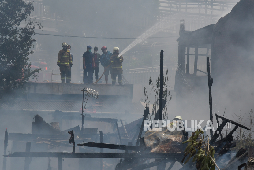 Ilustrasi petugas damkar memadamkan kebakaran di Samarinda.