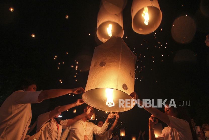 Masyarakat melepas lampion saat perayaan Waisak di Candi Borobudur, Magelang, Jawa Tengah, Kamis, (23/5/2024). Perayaan Waisak di Candi Borobudur dihadiri ribuan umat Buddha dan warga.