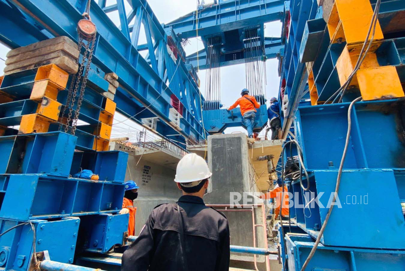 Progres pembangunan Jembatan Otista Kota Bogor sudah mencapai 63,7 persen. Pada Selasa (24/10/2023), kontraktor tengah bersiap untuk memasang girder atau tulang jembatan sebagai pekerjaan utama pembangunan jembatan. 
