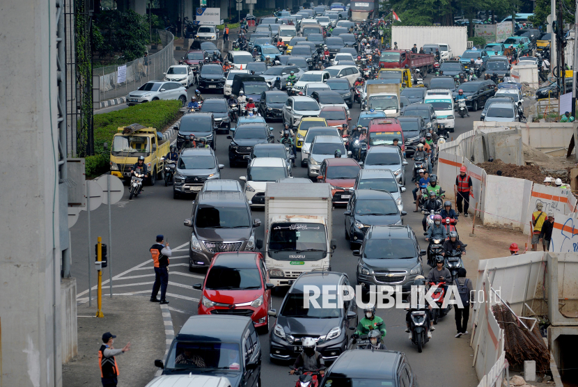 Kendaraan terjebak kemacetan di kawasan Jalan TB Simatupang, Jakarta, Senin (15/9/2025). Pemprov DKI Jakarta melakukan uji coba rekayasa lalu lintas dengan skema pembukaan GT Fatmawati 2 paling kiri secara gratis hingga pintu keluar Lebak Bulus. Uji coba ini rencananya akan berlangsung hingga Jumat (19/9) untuk mengatasi kemacetan di kawasan tersebut.