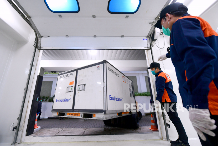 Petugas memindahkan kontainer berisi vaksin Covid-19 setibanya di Kantor Pusat Bio Farma, Bandung, Jawa Barat.