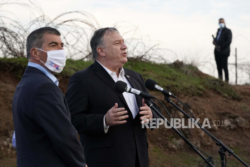  Menteri Luar Negeri Mike Pompeo berbicara bersama Menteri Luar Negeri Israel Gabi Ashkenazi setelah briefing keamanan di Gunung Bental di Dataran Tinggi Golan yang dikuasai Israel, dekat perbatasan Israel-Suriah, Kamis, 19 November 2020.