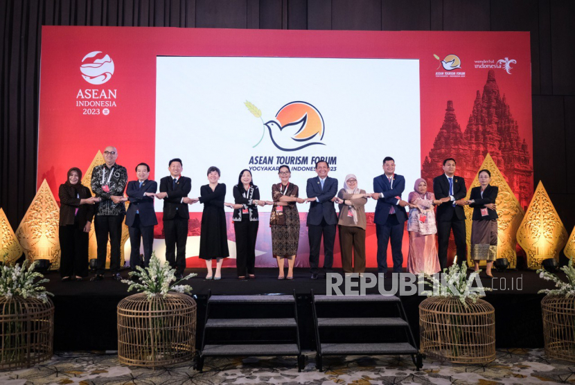 Sejumlah perwakilan negara ASEAN foto bersama di sela-sela kegiatan Asean Tourism Forum (ATF) yang digelar di Yogyakarta 2-5 Februari 2023. 