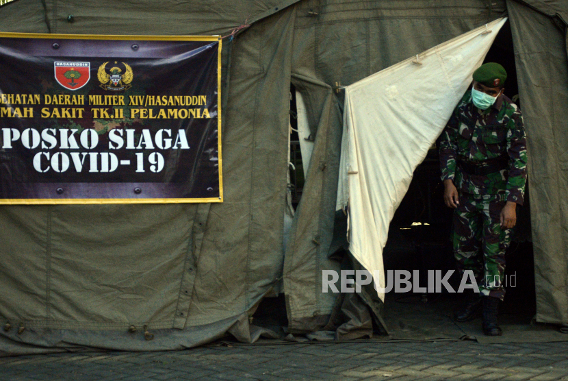 Anggota TNI menyiapkan tenda posko siaga Covid-19 di halaman Rumah Sakit Pelamonia, Makassar, Sulawesi Selatan, Rabu (25/3/2020). Dinkes Sulsel mencatat ada 81 PDP, beberapa di antaranya tenaga medis.