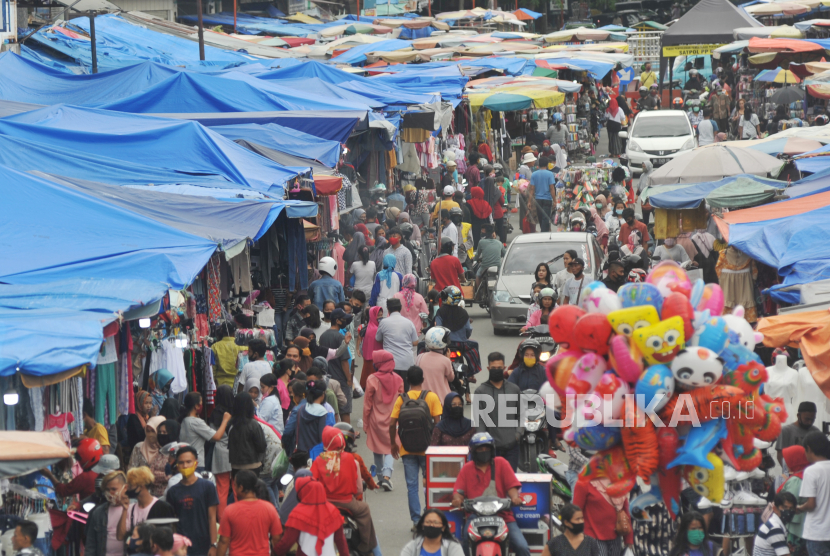 Warga memadati Pasar Raya di Padang, Sumatera Barat