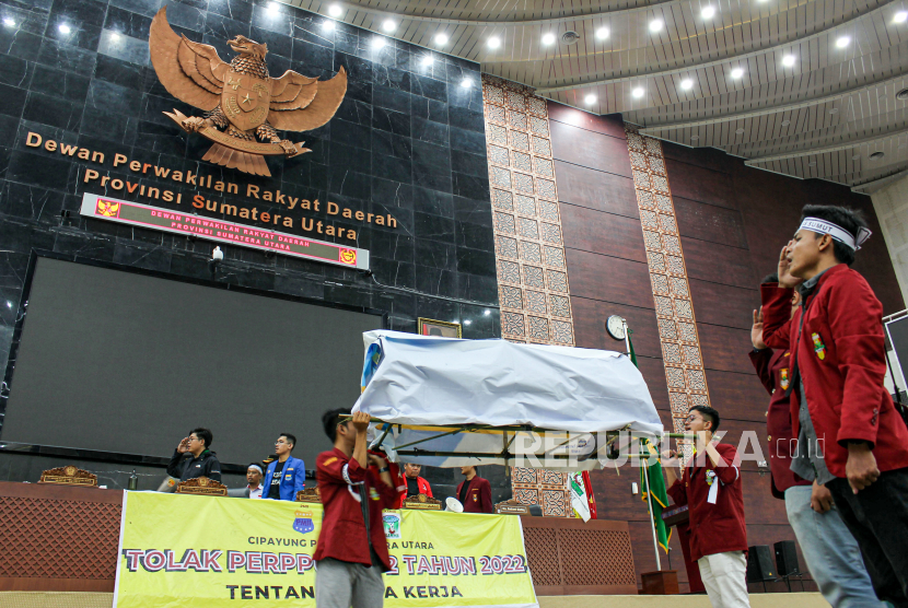 Sejumlah mahasiswa melakukan unjuk rasa di dalam ruang rapat Gedung DPRD Sumatera Utara di Medan, Sumatera Utara, Kamis (26/1/2023). Massa gabungan dari sejumlah organisasi Mahasiswa tersebut menolak Peraturan Pemerintah Pengganti Undang-Undang Nomor 2 tahun 2022 tentang Cipta Kerja (Ciptaker). 