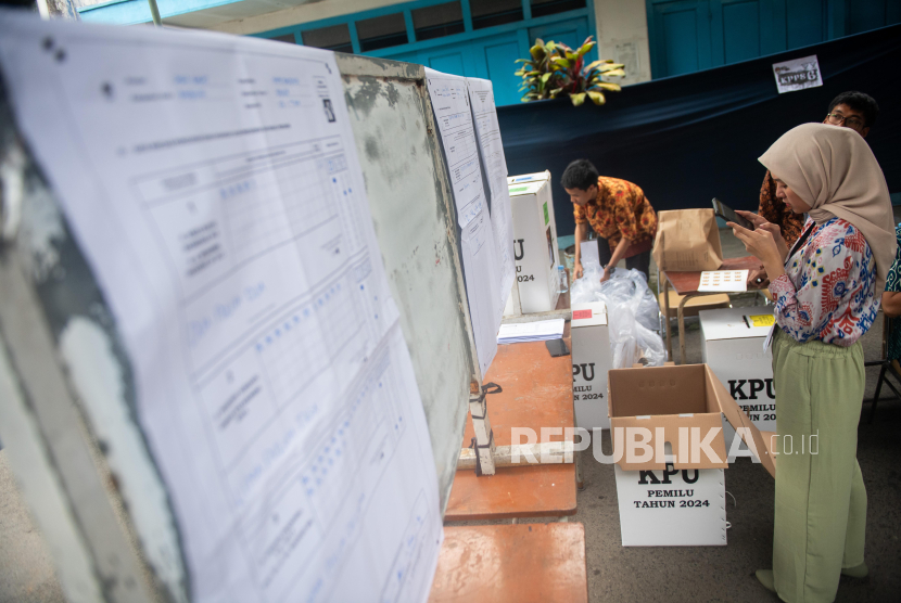 Petugas KPPS melengkapi data dari formulir C-Hasil untuk aplikasi Sirekap Pemilu 2024 seusai penghitungan suara pilpres di TPS 03 Braga, Sumurbandung, Kota Bandung, Jawa Barat, Rabu (14/2/2024). 