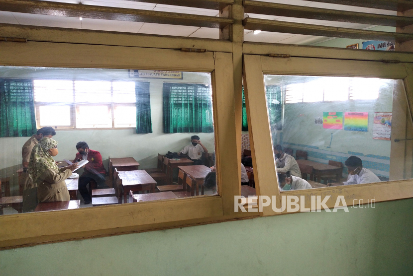 Siswa mengikuti tatap muka hari pertama sekolah di SMK Taman Siswa Yogyakarta, Senin (13/7). Pada hari pertama sekolah ini hanya satu jam setiap sesi untuk penjelasan awal. Dan untuk kegiatan belajar mengajar nantinya tetap menggunakan sistem daring.