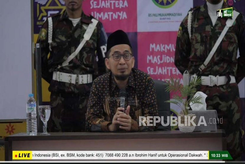 Tangkapan layar pengajian akbar Ustaz Adi Hidayat di Masjid KH Sudja, RS PKU Muhammadiyah, Gamping, Sleman, Jumat (17/3).
