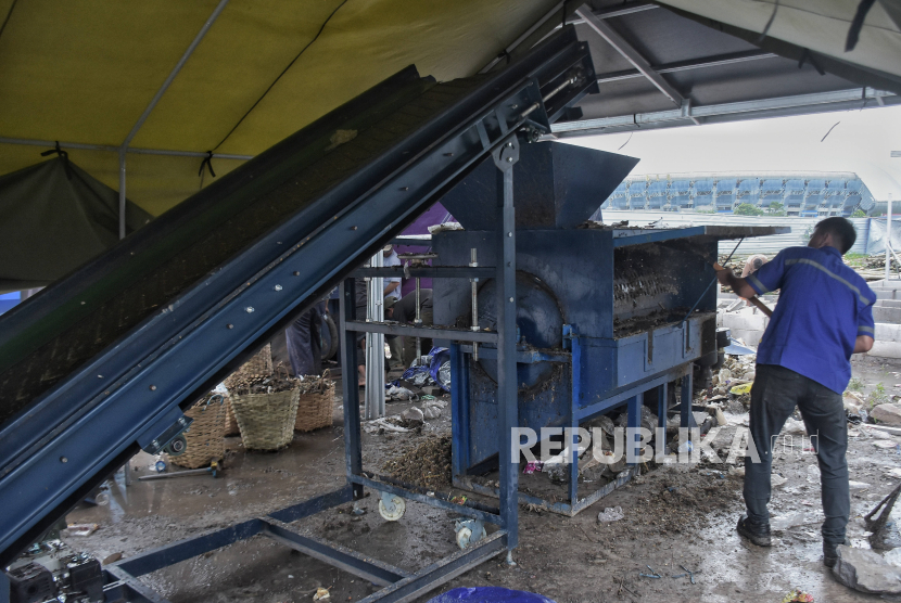 Petugas memasukkan sampah organik ke dalam mesin gibrik saat uji coba pengoperasian Tempat Pengolahan Sampah Terpadu (TPST) Gedebage di Bandung, Jawa Barat, Senin (4/12/2023). 