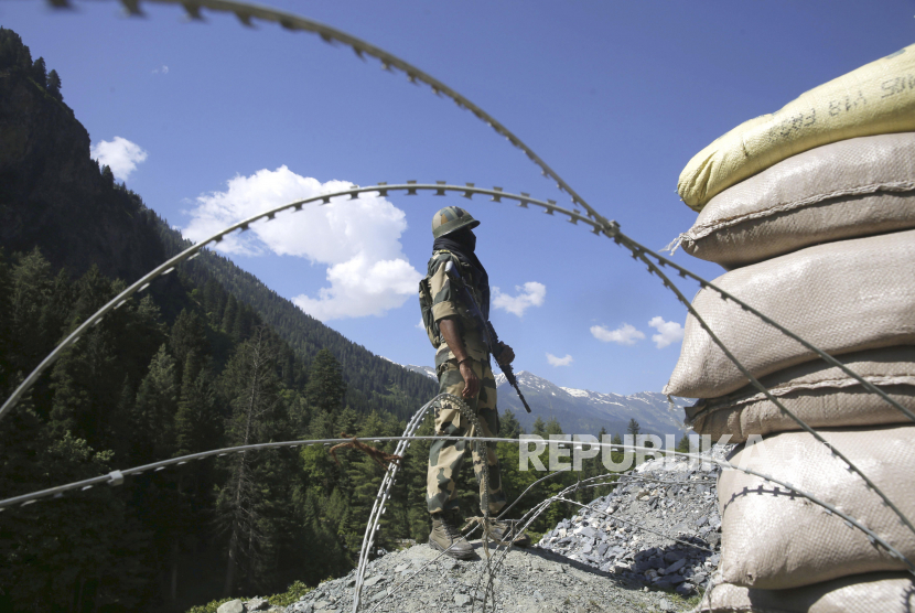 Seorang prajurit paramiliter India berjaga pada pos pemeriksaan di sepanjang jalan raya menuju Ladakh, di Gagangeer, India, Rabu (17/6). India telah memulangkan tentara China yang tersesat di perbatasan.