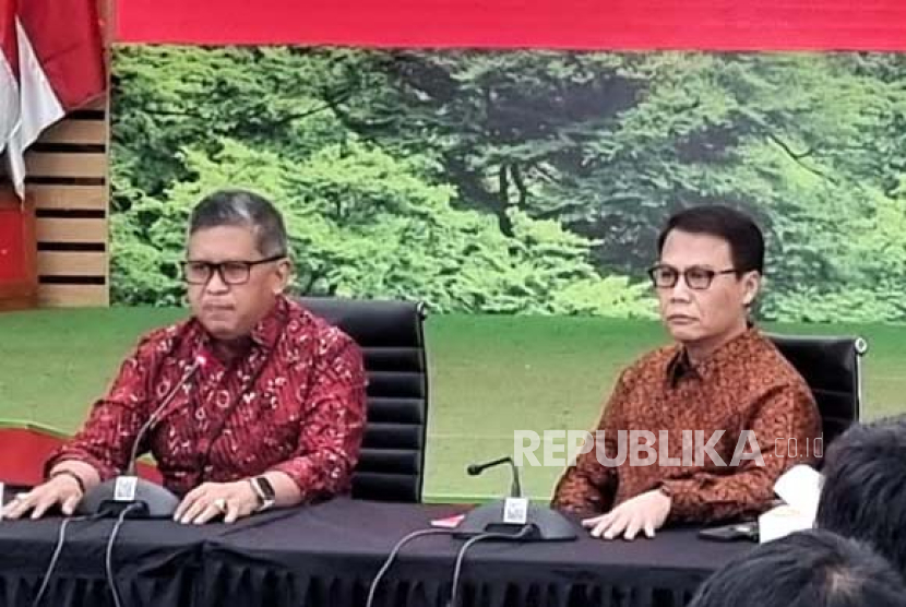Sekretaris Jenderal PDIP, Hasto Kristiyanto menyampaikan persiapan H-2 HUT ke-51 PDIP, di Kantor DPP PDIP, Jakarta, Senin (8/1/2024). 