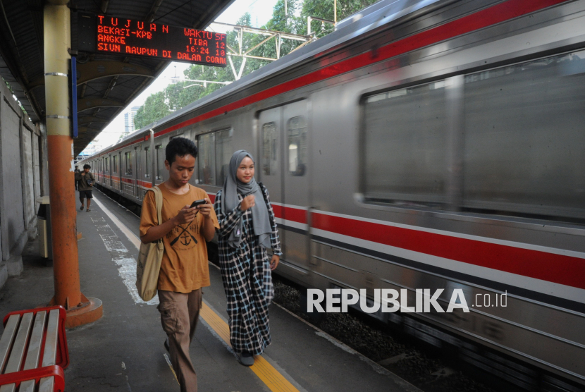 Sejumlah penumpang berjalan ubtuk keluar Stasiun Karet, Jakarta. Badan Pusat Statistik (BPS) DKI Jakarta mencatat bahwa makanan dan minuman serta tembakau menjadi penyumbang inflasi terbesar Desember