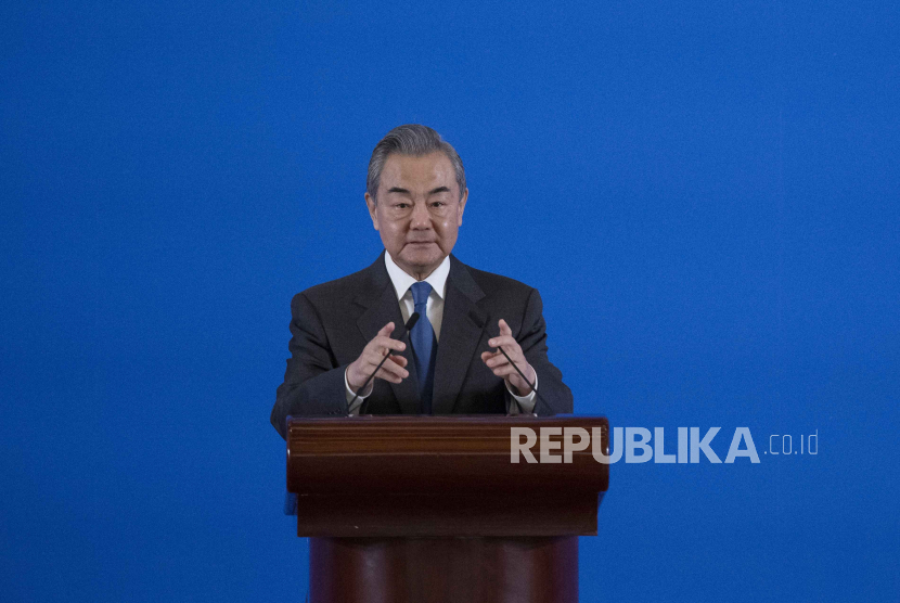 Menteri Luar Negeri Cina, Wang Yi menyiapkan mikrofon sebelum pidatonya pada Situasi Internasional 2023 dan Simposium Diplomatik Cina, di Beijing, (9/1/2024).