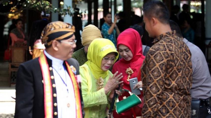 Ibunda Jokowi, Sujiatmi Notomoharjo menghadiri prosesi kenaikkan tahta Raja Solo