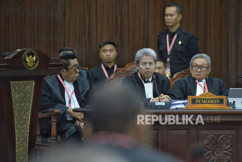 Ketua Tim Hukum Ganjar Pranowo-Mahfud MD, Todung Mulya Lubis di Gedung Mahkamah Konstitusi, Jakarta Pusat, Selasa (2/4/2024). 