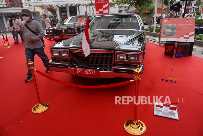 Pengunjung mengamati salah satu mobil kepresidenan yang dipamerkan pada Pameran Arsip dan Mobil Kepresidenan RI di Sarinah, Jakarta, Sabtu (13/8/2022). Pameran tersebut digelar dalam rangka menyambut Hari Ulang Tahun ke-77 Kemerdekaan Republik Indonesia. Prayogi/Republika.