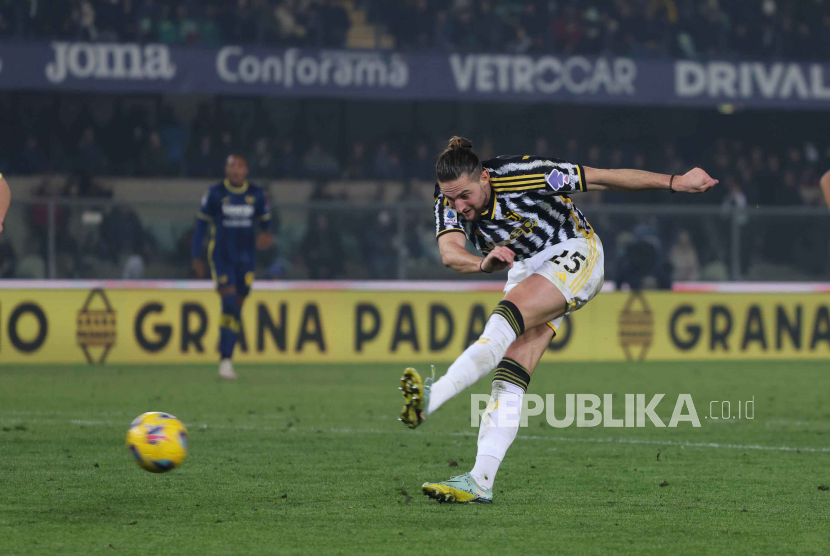  Adrien Rabiot mencetak gol kedua Juventus ke gawang Hellas Verona untuk menyamakan kedudukan menjadi 2-2.