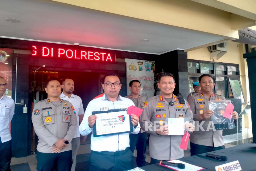Polresta Malang Kota (Makota) merilis tersangka baru dalam kasus robot trading Auto Trade Gold (ATG) milik Wahyu Kenzo di Mapolresta Makota, Kamis (16/3/2023). 
