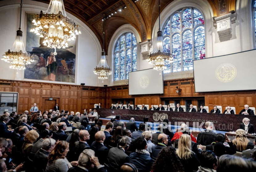 Presiden Donoghue dan hakim lainnya di Mahkamah Internasional (ICJ) sebelum sidang kasus genosida terhadap Israel yang diajukan oleh Afrika Selatan, di The Hauge, Belanda, (11/1/2024).