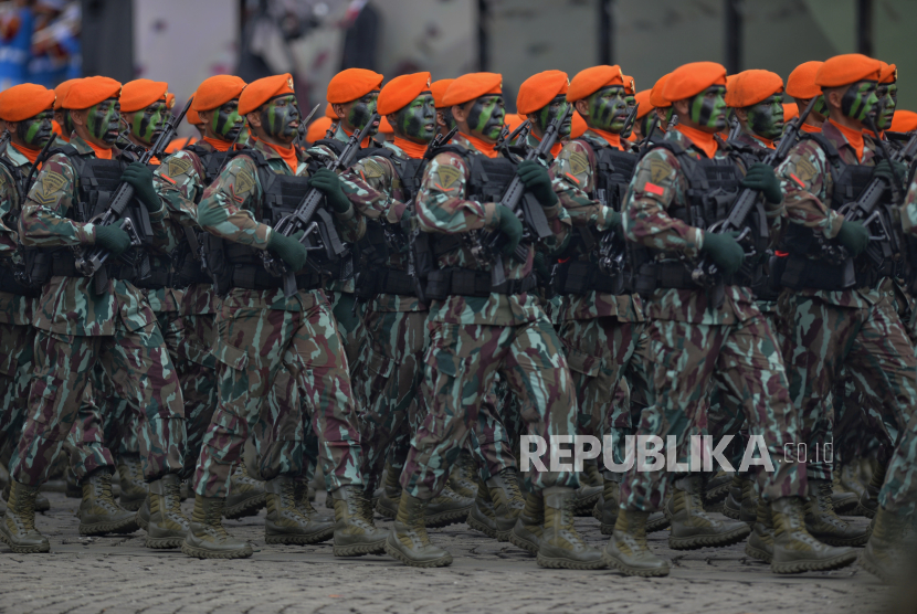 Prajurit TNI melakukan parade defile pasukan saat perayaan Hari Ulang Tahun (HUT) ke-79 Tentara Nasional Indonesia (TNI) di Kawasan Monas, Jakarta, Sabtu (5/10/2024 