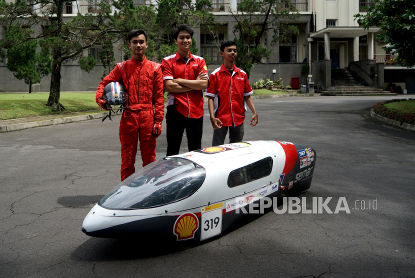 Tiga mahasiswa berpose dekat mobil listrik hemat energi se-Asia karya Tim Semar Universitas Gadjah Mada (UGM) yang diberi nama Semar Proto. 