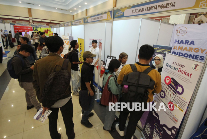 Para pencari kerja mendatangi booth lowongan kerja saat Job Fair 2025 yang digelar Dinas Ketenagakerjaan Kota Bandung, di Graha Manggala Siliwangi, Kota Bandung, Selasa (17/6/2025). Acara bursa kerja tersebut berlangsung selama dua hari hingga 18 Juni 2025. Untuk menghindari kerumunan, sistem kehadiran peserta diatur secara hybrid, menggabungkan tatap muka dan aplikasi.