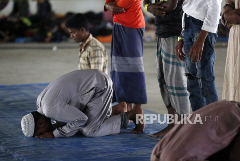 Pengungsi Rohingya berdoa di tempat penampungan sementara di basement gedung pemerintah di Banda Aceh, Indonesia, 13 Desember 2023.