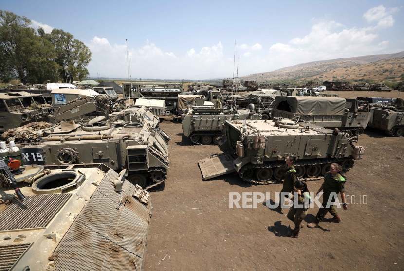 Pasukan Israel di Hula Valley di Galilee dekat perbatasan Israel-Lebanon. Hizbullah Lebanon dan Israel saling melakukan serangan balasan 