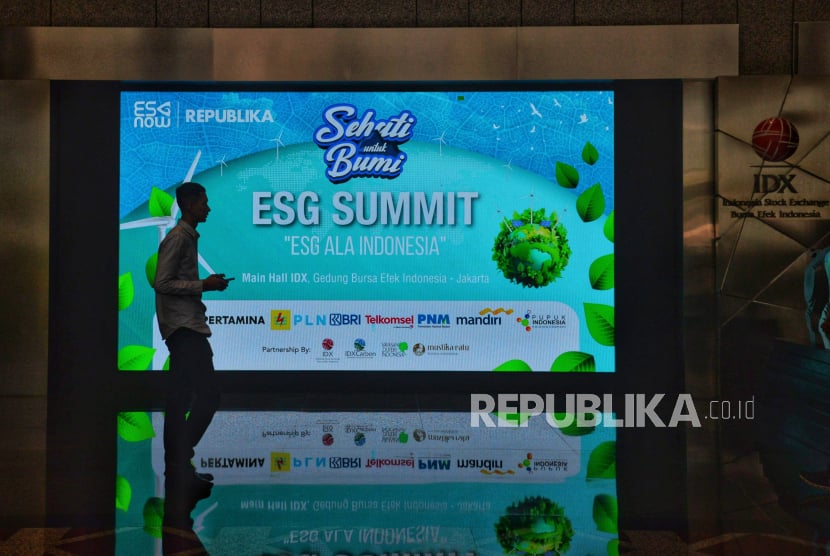 Papan elektronik menampilkan acara ESG Summit 2024 yang digelar Republika, di Gedung Bursa Efek Indonesia (BEI), Jakarta, Kamis (12/9/2024). 