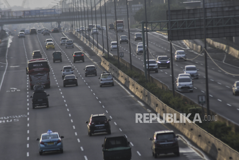 Sejumlah kendaraan melintas di tol Jakarta-Cikampek, Bekasi, Jawa Barat. ilustrasi