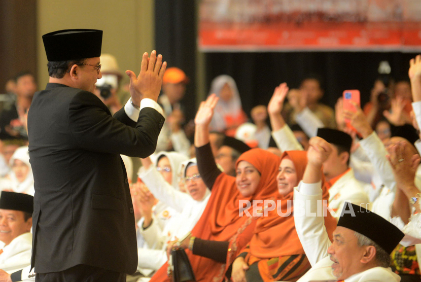 Partai Nasdem dan PKS dinilai lebih prioritaskan penyelesaian tiket pencapresan Anies Baswedan, Foto  Anies Baswedan memberikan salam kepada peserta Rapat Kerja Nasional (Rakernas) PKS 2023 di Jakarta, Jumat (24/2/2023).