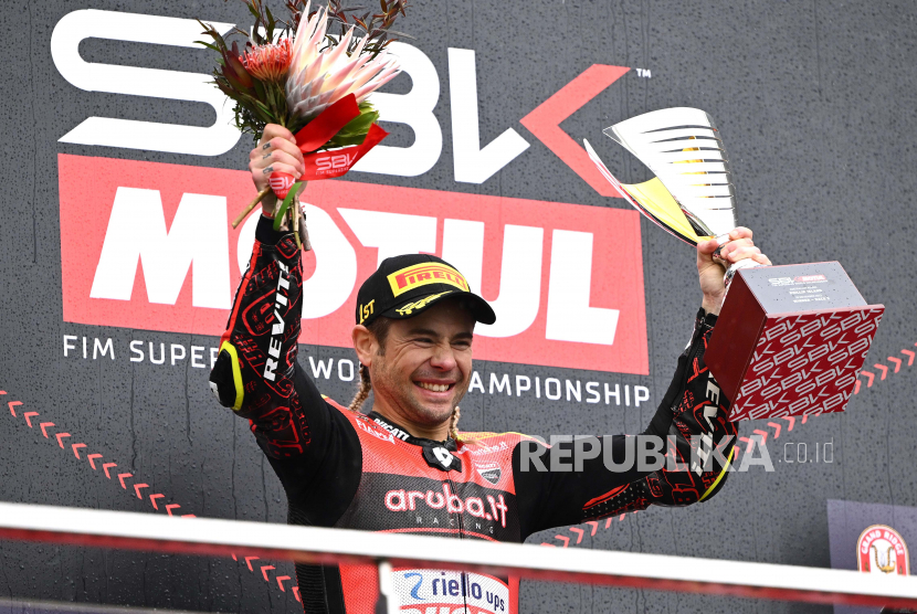  Pembalap Spanyol Alvaro Bautista dari tim Aruba.it Racing Ducati merayakan kemenangan di WSBK pada 2022 lalu.