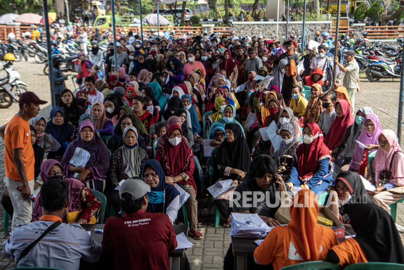Warga dari Keluarga Penerima Manfaat (KPM) antre menunggu giliran untuk didata oleh petugas saat penyaluran bantuan cadangan beras pemerintah di Kantor Pos Tanjung Api-Api Palembang, Sumatera Selatan, Rabu (12/4/2023). Perum Bulog Kanwil Sumatera Selatan-Bangka Belitung bersama PT Pos Indonesia setempat menyalurkan 6.171 ton beras medium untuk 617.121 orang penerima bantuan pangan atau rumah tangga yang berpenghasilan rendah di Provinsi Sumatera Selatan dan Bangka Belitung untuk program bantuan pangan pemerintah periode Maret, April dan Mei 2023. 