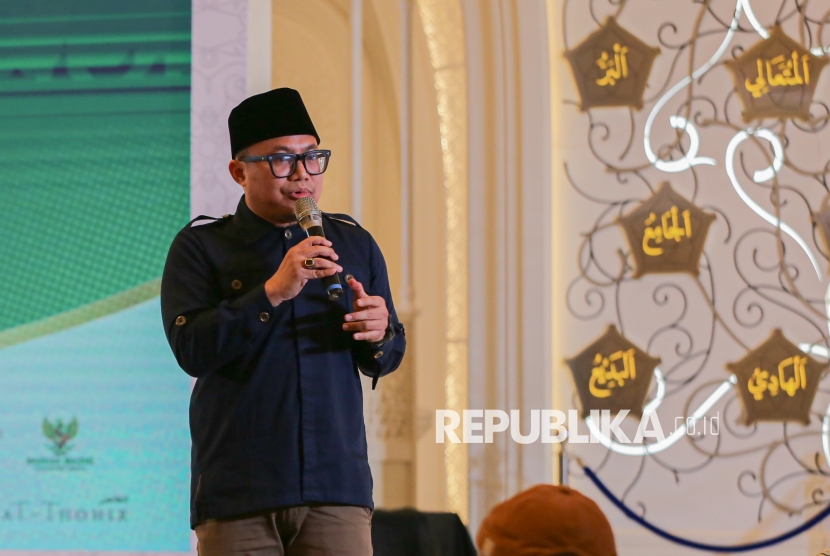 Anggota Badan Pelaksana BPKH Indra Gunawan menyampaikan tausiyah dalam acara Dzikir Nasional Republika di Masjid At-Thohir di Cimanggis, Depok, Kamis (31/12/2025). Kegiatan Dzikir Nasional Republika kali ini mengangkat tema Demi Masa, Semoga Kita Bukan Termasuk Orang yang Merugi.