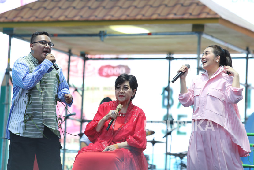 Penyanyi Titiek Puspa (tengah) bersama Geofanny (kiri), Saskia (kanan) tampil pada hari kedua Synchronize Fest 2024 di JIexpo Kemayoran, Jakarta, Sabtu (5/10/2024). Mantan penyanyi cilik Joshua, Tina Toon, Tasya Kamila, Enno Lerian, Trio Kwek Kwek, Ria Ennes & Susan, dan Titiek Puspa membawakan lagu pada masa anak-anak diantaranya Cit cit cuit, Du di dam, Menabung, Bolo-bolo, Susan punya cita-citaku, Katanya, dan Libur telah tiba. 