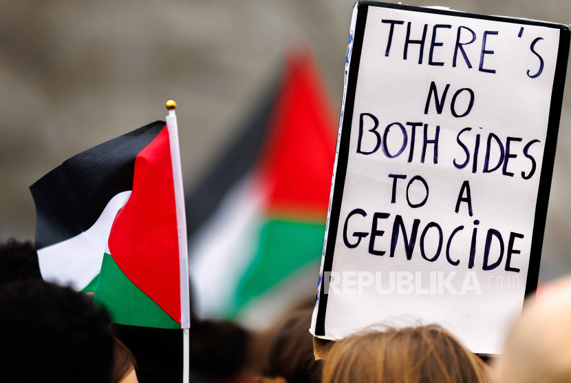 Para pengunjuk rasa melakukan protes di depan bianglala The View dekat Gedung Pengadilan menuntut penghormatan terhadap keputusan Mahkamah Internasional (ICJ) tentang Gaza, di Brussels, Belgia, 5 Februari 2024.