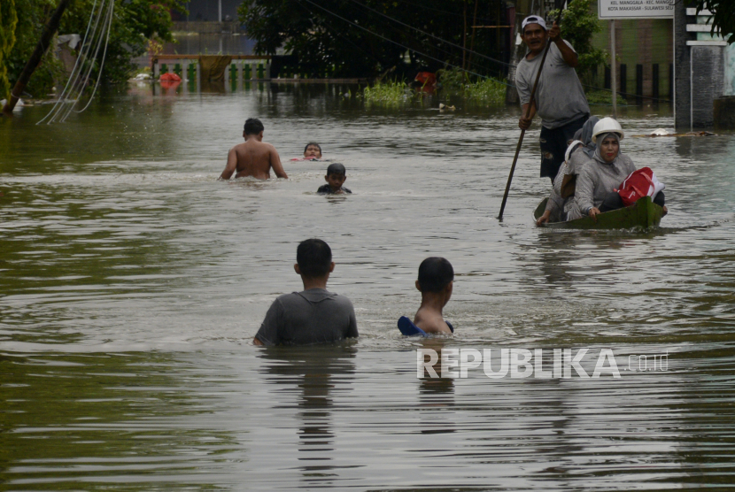 Warga menggunakan sampan melintasi jalan terendam banjir di Makassar (ilustrasi). Sekitar 482 warga mengungsi akibat banjir di Makassar.