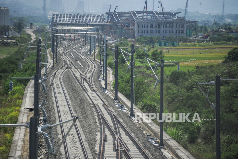 Aktivitas pekerja pembangunan stasiun kereta cepat di Tegalluar, Kabupaten Bandung, Jawa Barat, Rabu (14/9/2022). PT Wijaya Karya Tbk (WIKA) mencatatkan pendapatan senilai Rp 21,48 triliun sepanjang tahun 2022. 