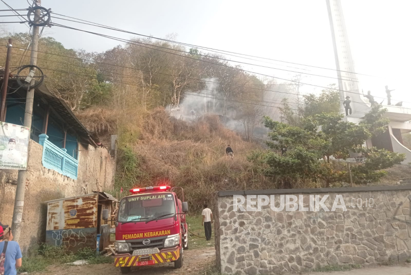 Kebakaran lahan semak belukar terjadi di Tugu Juang Siliwangi, Baleendah, Kabupaten Bandung, Sabtu (23/9/2023) sore. 