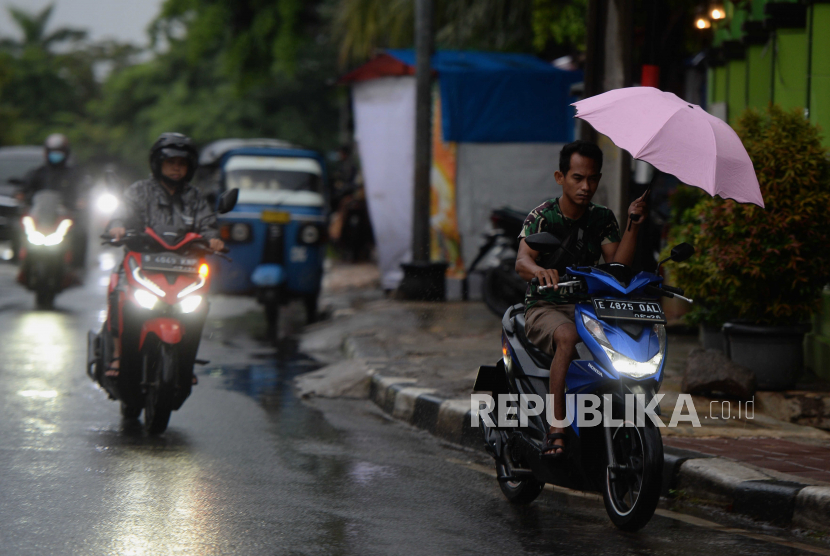 Menghadapi musim hujan, pengendara motor disarankan untuk selalu membawa jas hujan agar lebih aman berkendara/ilustrasi.