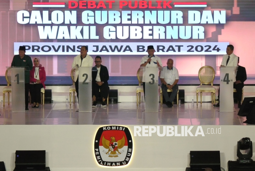 Empat paslon gubernur Jawa Barat (Jabar) tampil saat Debat Publik Calon Gubernur dan Wakil Gubernur Jabar 2024 di Graha Sanusi Unpad, Kota Bandung, Senin (11/11/2024) malam. Pada debat publik ini, empat pasang calon gubernur dan calon wakil gubernur menyampaikan visi, misi dan program unggulan, serta menjawab sejumlah pertanyaan tentang berbagai hal.